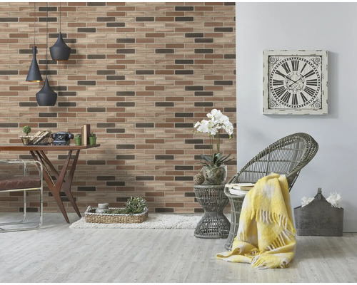 Woonkamer met bakstenen behang, tafel, stoel en decoraties