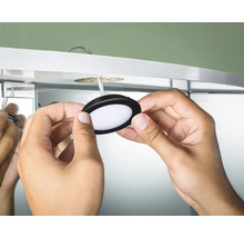 Installatie van een LED onderbouwlamp op een spiegelkast