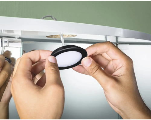 Installatie van een LED onderbouwlamp op een spiegelkast