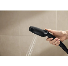 Hand houdt zwarte douchekop met stromend water vast