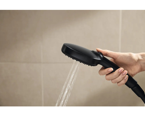 Hand houdt zwarte douchekop met stromend water vast
