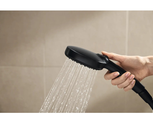 Handdouche met stromend water in de hand