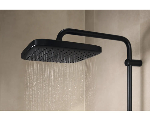 Zwarte douchekop met waterstraal