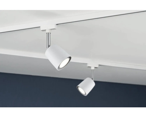 Twee witte LED-spots aan een rail aan het plafond.
