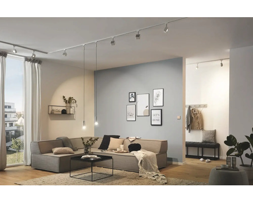 Woonkamer met flexibele railverlichting en moderne inrichting voor een heldere sfeer