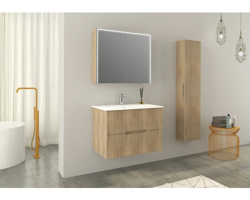 Moderne badkamer met wastafelonderkast, spiegelkast met verlichting en hoge kast