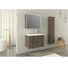 Badkamer met wastafelonderkast, spiegelkast met verlichting en hoge kast in houtlook