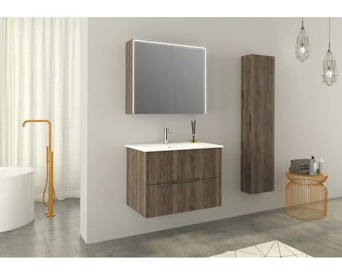 Badkamer met wastafelonderkast, spiegelkast met verlichting en hoge kast in houtlook