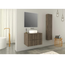 Moderne badkamer met wastafelonderkast, opzetwastafel, spiegelkast, hangkast en bijzettafel.