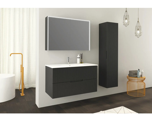 Badkamer met wastafel, spiegelkast met verlichting en hoge kast