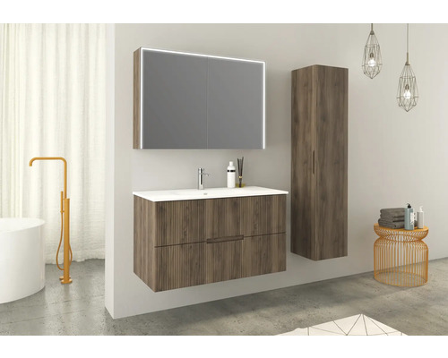 Moderne badkamer met wastafelonderkast, spiegelkast met verlichting en hoge kast in houtlook