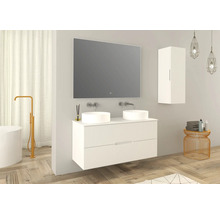 Badkamer met dubbele wastafel, spiegel, hangkast en bad