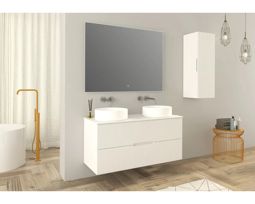 Badkamer met dubbele wastafel, spiegel, hangkast en bad