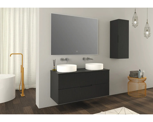 Lichte badkamer met wastafel, spiegel en hoge kast