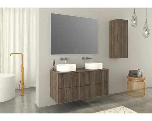 Moderne badkamer met dubbele wastafel, spiegelkast en open kast