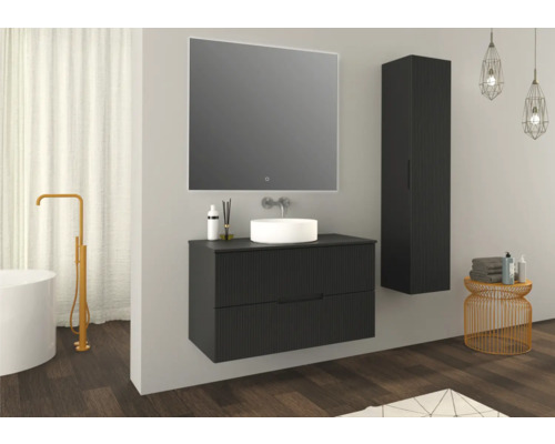 Moderne badkamer met zwarte wastafelonderkast, spiegel, hoge kast en bad.