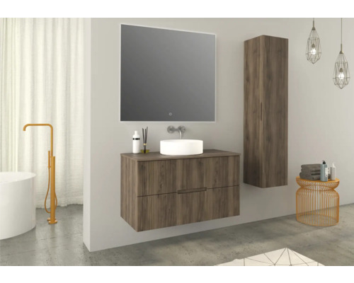 Moderne badkamer met wastafelonderkast, spiegelkast en hoge kast