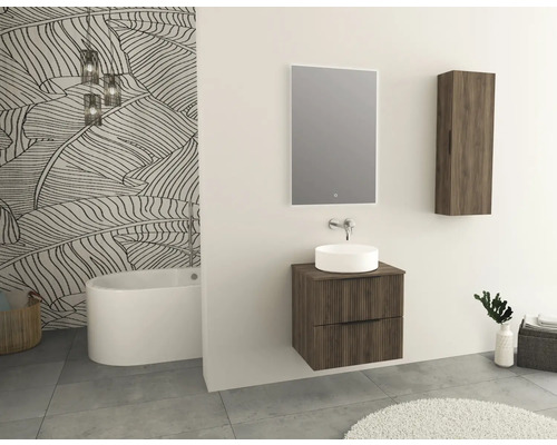 Moderne badkamer met wastafel, spiegel, spiegelkast en ligbad