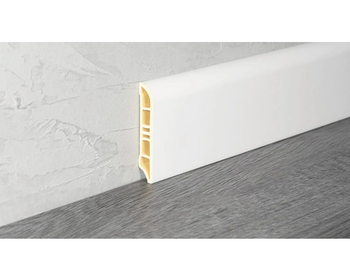 Kunststof plint aan wand en vloer