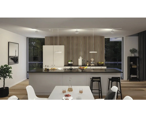 Moderne keuken met kookeiland, eettafel en railverlichting