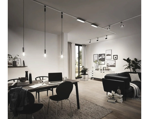 Woonkamer met eettafel, bank en railsysteem met spots en hanglampen