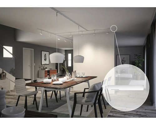 Eetkamer met eettafel, stoelen, hanglampen en stroomrailsysteem aan het plafond