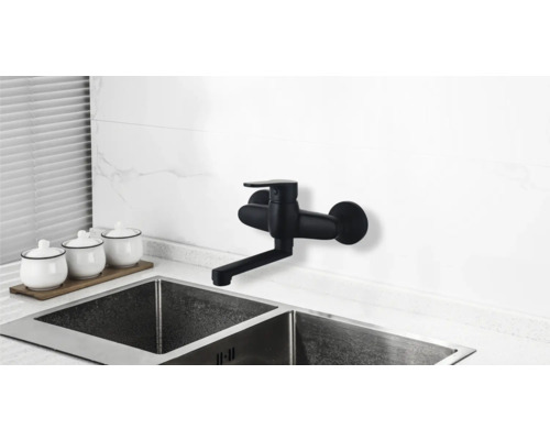 Wandkraan in zwart boven gootsteen