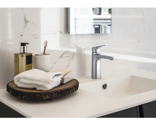 Badkamermeubel met kraan, handdoeken en badkameraccessoires