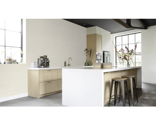 Lichte keuken met kookeiland, gootsteen, kraan, planken en barkrukken