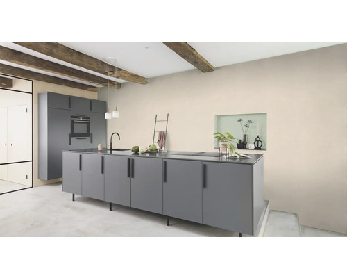 Moderne keuken met kookeiland, hangkast en houten balkenplafond