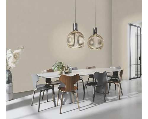 Eetkamer met eettafel, stoelen en twee hanglampen