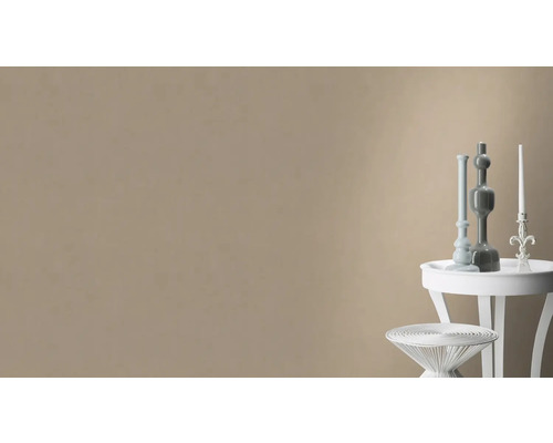 Wanddecoratie met decoratieve objecten op bijzettafels.