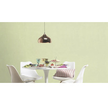 Eettafel met eten en drinken onder een hanglamp.