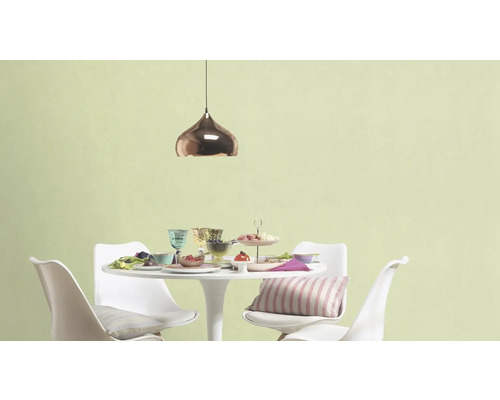 Eettafel met eten en drinken onder een hanglamp.