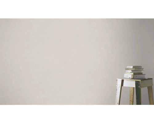 Lichte wand met stapel boeken op een kruk