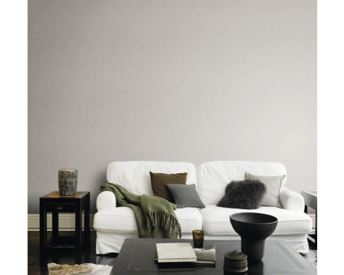 Woonkamer met witte bank, kussens en salontafel