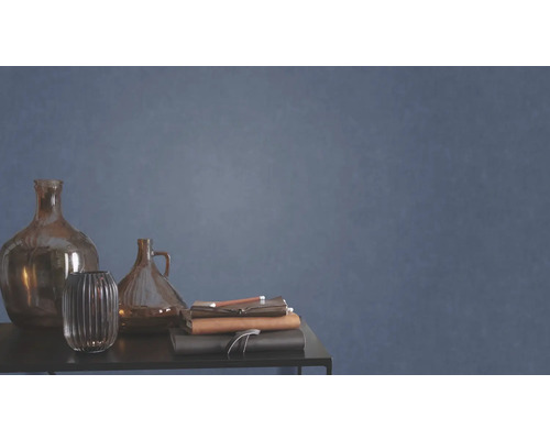 Decoratieve glazen vazen en notitieboeken op een tafel