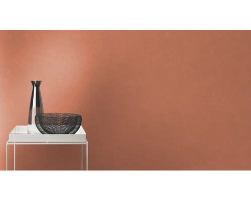 Decoratieve scène met een vaas en een schaal op een bijzettafel.