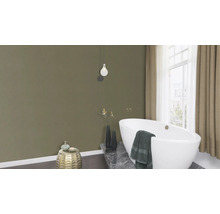 Badkamer met ligbad, raam en decoratie