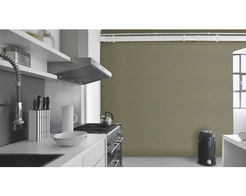 Moderne keuken met afzuigkap, fornuis, gootsteen en keukengerei