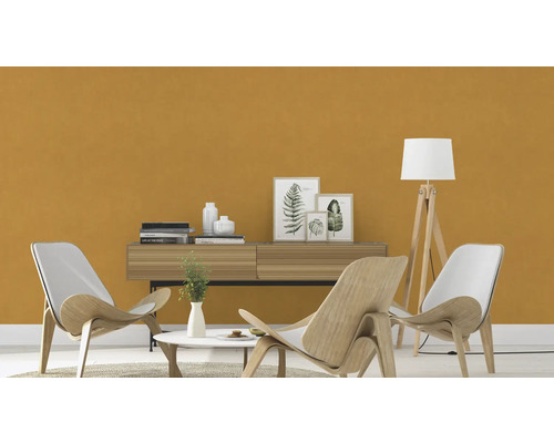 Woonkamer met fauteuil, vloerlamp en dressoir