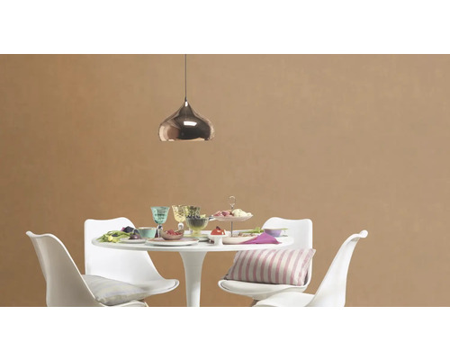 Eettafel met stoelen, servies en hanglamp