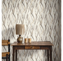 Decoratieve kamer met behang met motief, tafel en stoel.