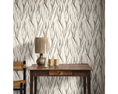 Decoratieve kamer met behang met motief, tafel en stoel.