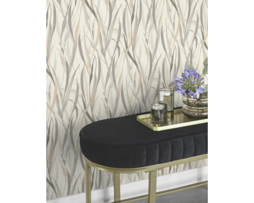 Scene met een bank voor een muur met bladerbehang.