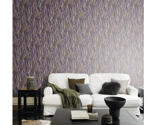 Woonkamer met patroonbehang, bank en tafel