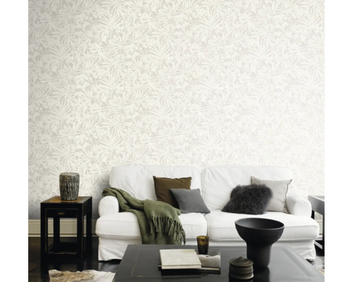 Lichte woonkamer met behang met print, witte bank en donkere salontafel