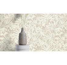 Decoratief behang met bloemmotief en bladeren, plus een vaas met decoratie
