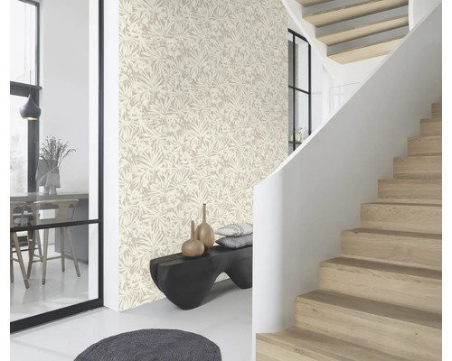 Lichte ruimte met bloemenbehang, trap en zitbank