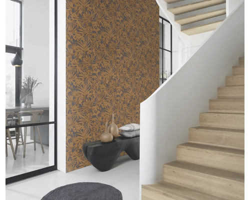 Woonkamer met patroonbehang, trap en zitbank